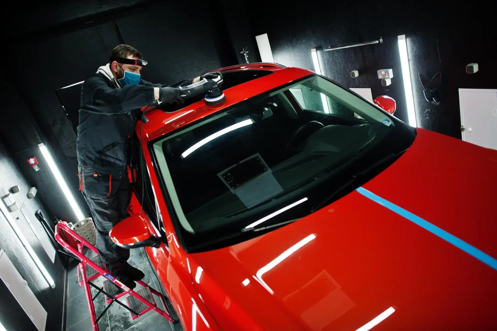 car-detailing-concept-man-face-mask-with-orbital-polisher-repair-shop-polishing-roof-orange-suv-car_web